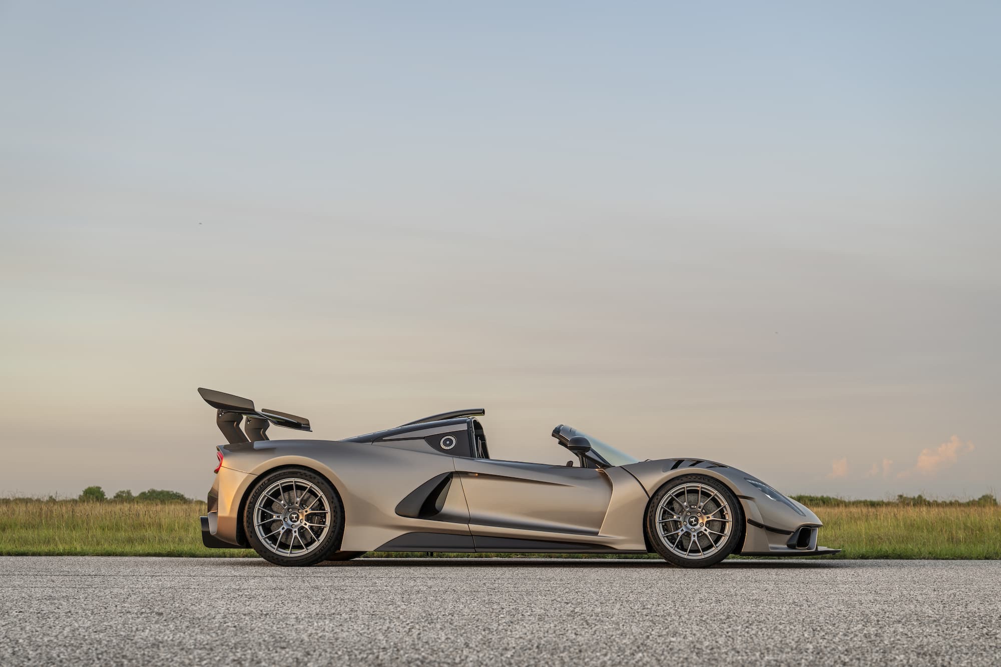 Hennessey-Unveils-1-of-1-Manual-Venom-F5-with-2031-HP-Low-14-1